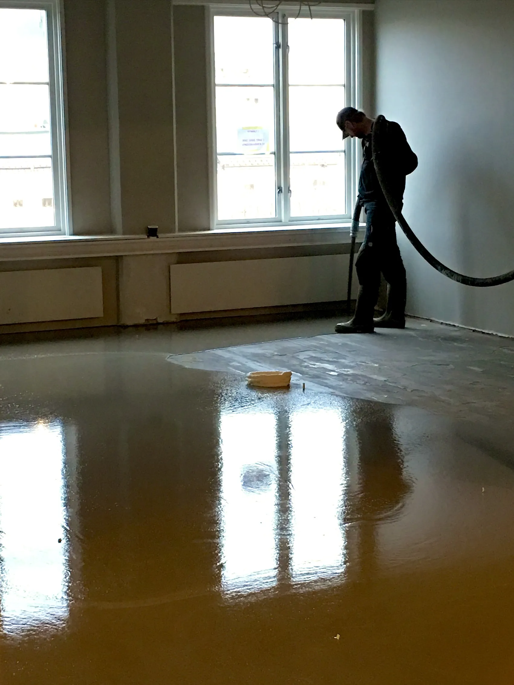 TB Interiør på jobb med støpt gulv